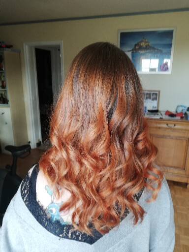 Coloration cuivrée et brushing réalisés par Nat Adom