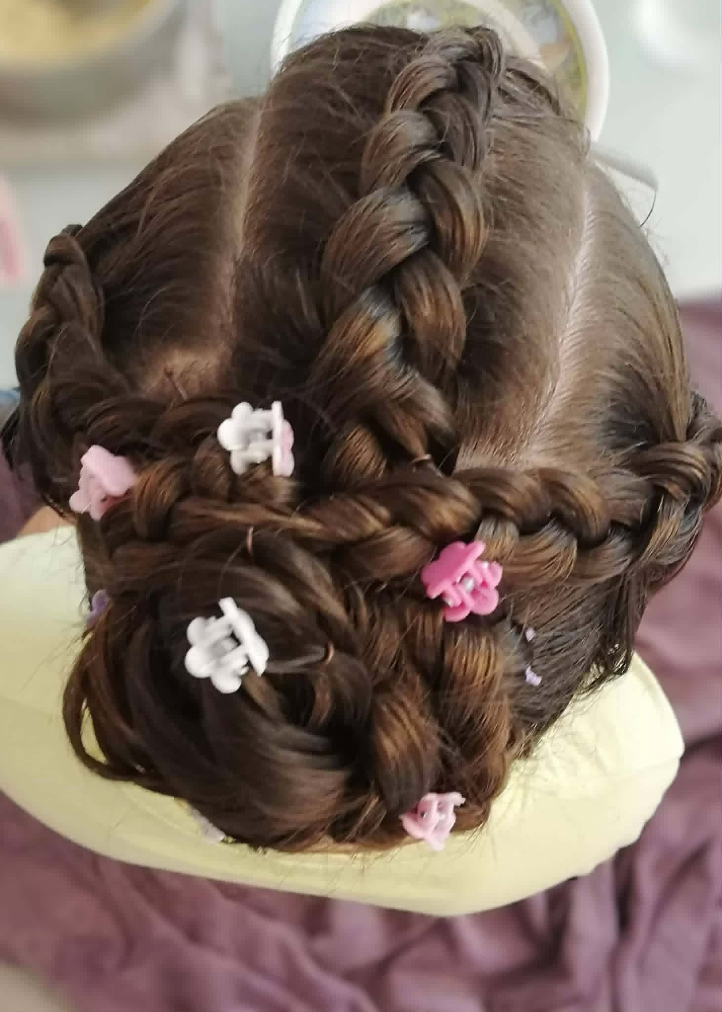 Coiffure tressée avec barrettes roses et blanches réalisée par Nat Adom