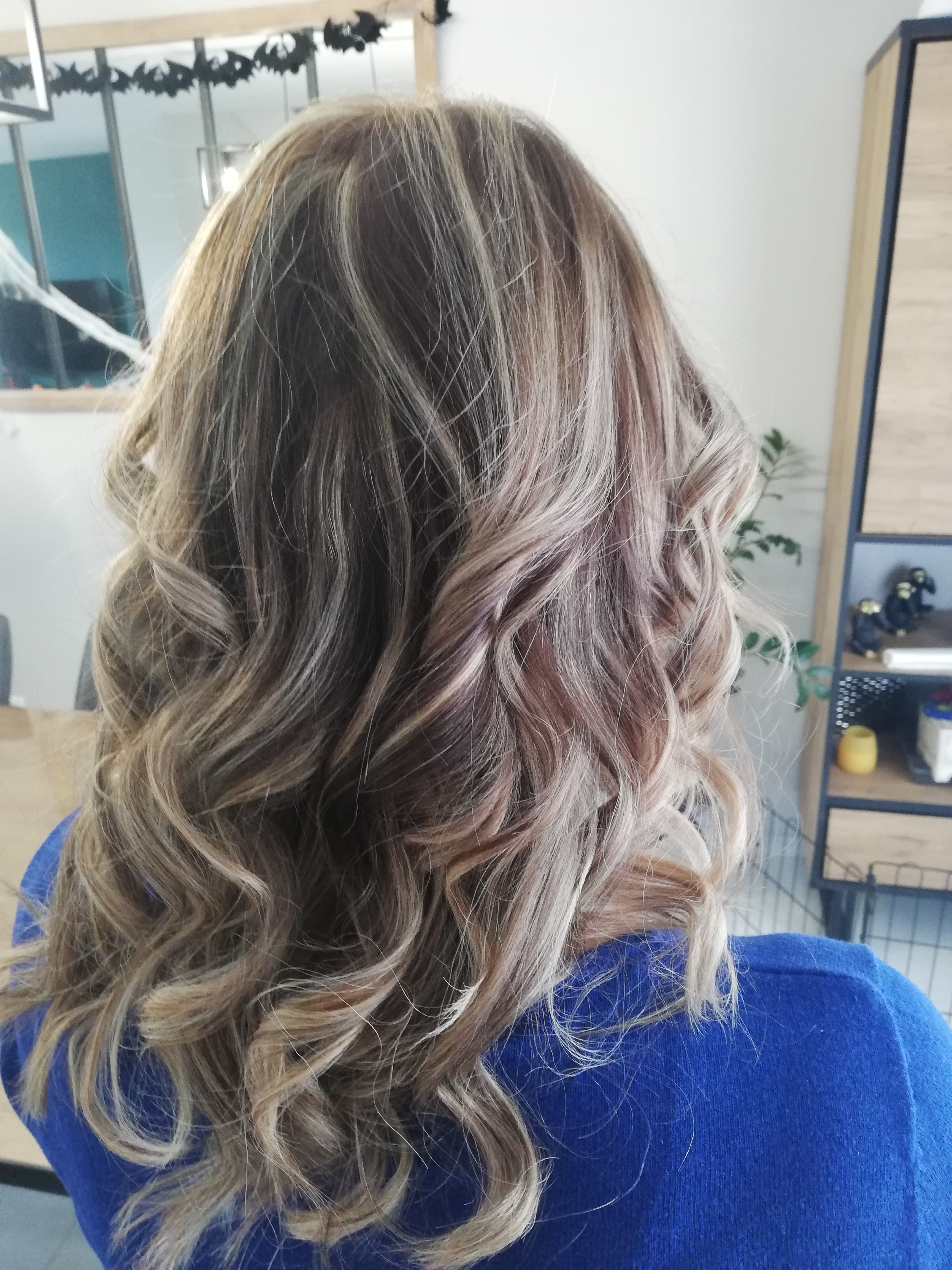 Balayage blond et ondulations réalisé par Nat Adom