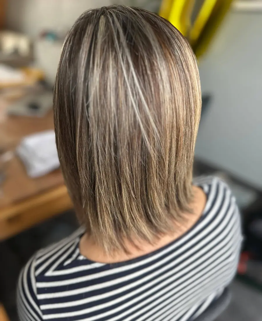 Balayage blond beige sur cheveux mi-longs