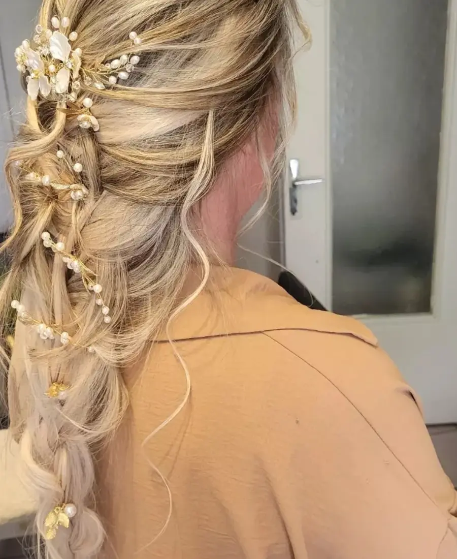 Coiffure de cérémonie blonde avec accessoires floraux